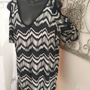 M&E tunic length cold shoulder black and cream top sz large